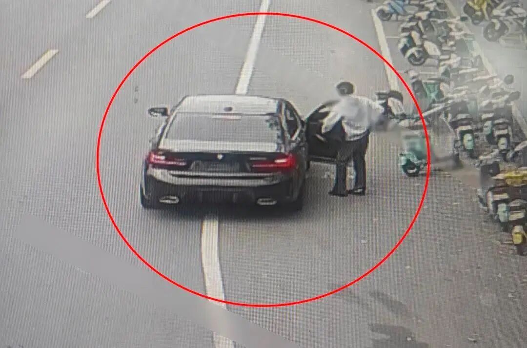 司机开宝马拦路借钱加油，女子心软被骗，经警方侦查追回全部钱款