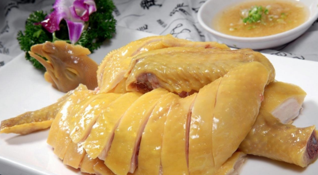 做白切鸡，不能直接下锅，大厨教你正确做法，保证鲜嫩多汁沒腥味休闲区蓝鸢梦想 - Www.slyday.coM