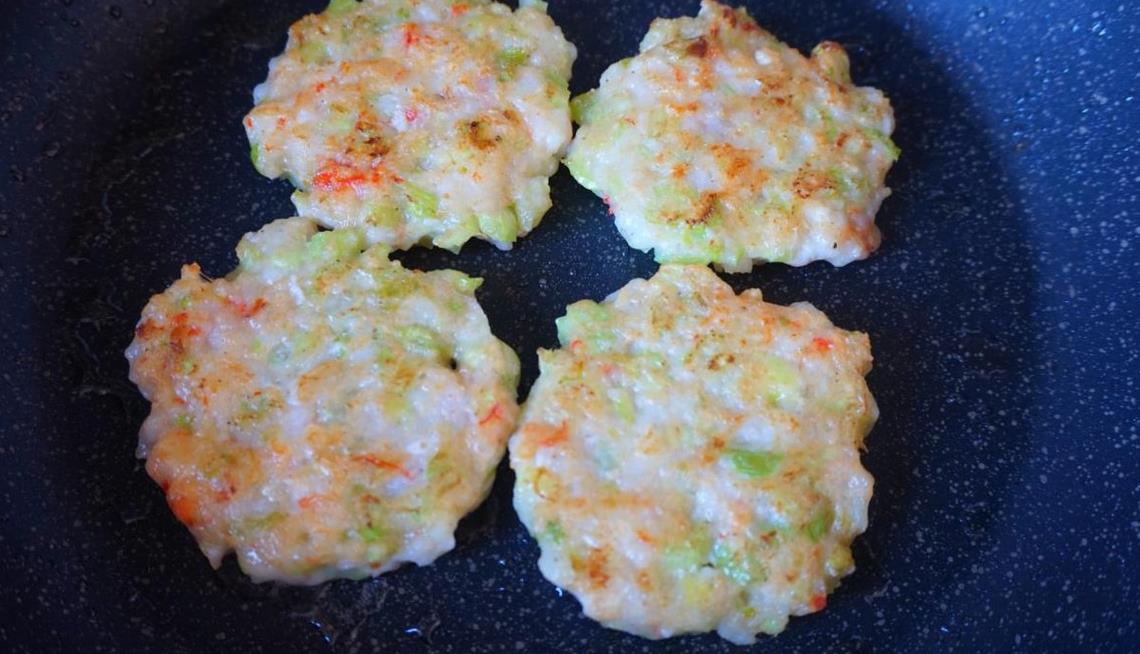 早餐别总吃油条包子给家人做个鲜虾蔬菜饼营养丰富又好吃