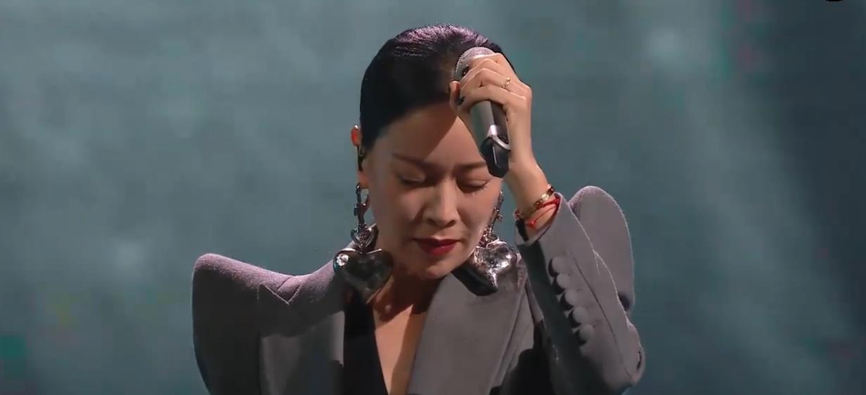 浪姐2成团夜那英假唱话筒没举起歌声先出来忙转身掩饰失误