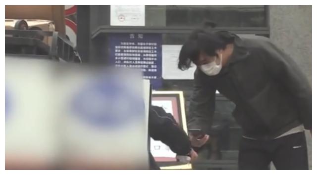 张天爱徐开骋恋情再添锤!男方在她家门口寄快递,打扮随意好居家