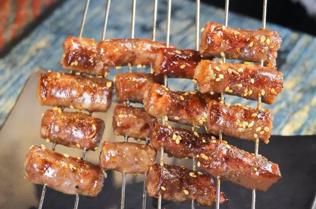 真材实料的还有烤干肠,在东北干肠还是很贵的,一般的烧烤店都会有