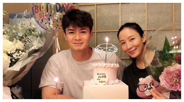 罗仲谦杨怡夫妻宣布改名,晒一家三口温馨合照,新名字寓意好