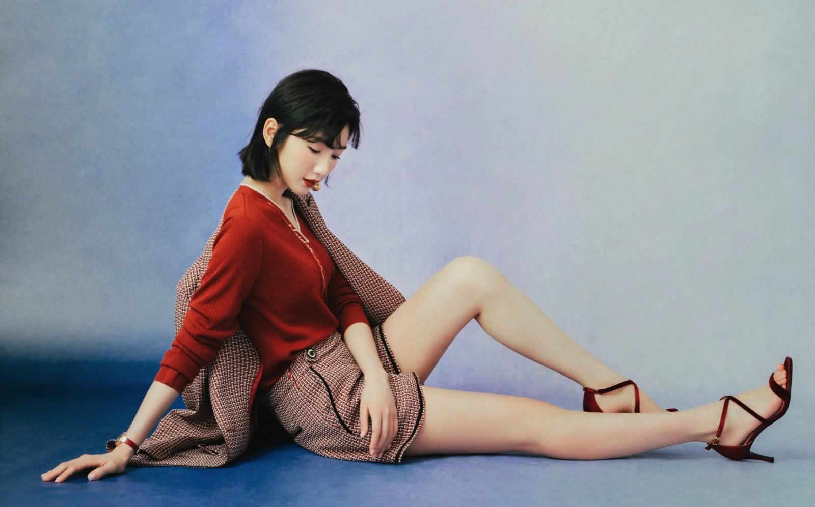 才发现毛晓彤身材这么好,穿超短裤配细高跟,坐地上变"腿精"了