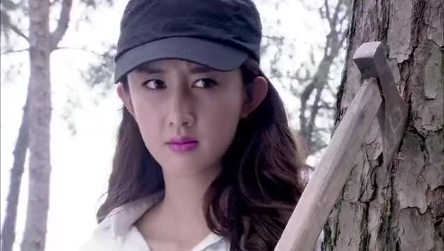 喋血孤岛:恶汉用枪对准姑娘,不料特工从后方杀出,踢飞恶汉