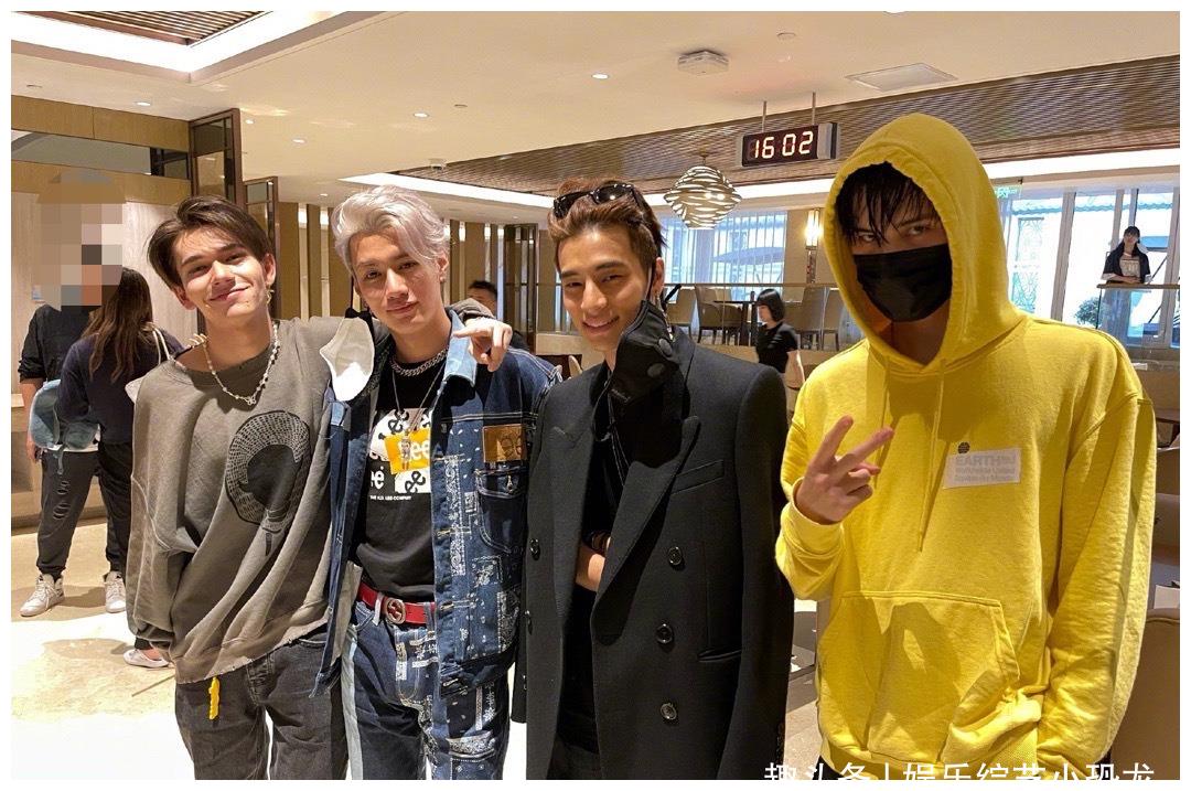 利路修现身机场被围观，面对人群第一反应是自拍，喜欢人气是真的休闲区蓝鸢梦想 - Www.slyday.coM