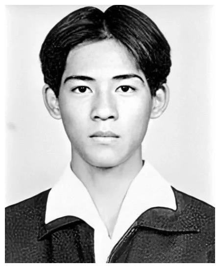 赵薇赵薇自爆过当年许多人都追求自己她出道前的照片很多但这张真的很