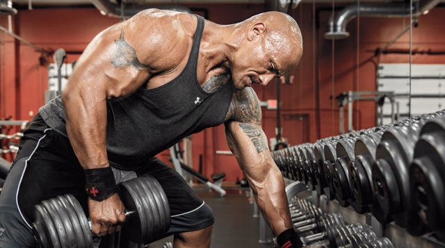 巨石强森鲜血伤口霸气宣告:「我的健身强度可不是在过家家酒!