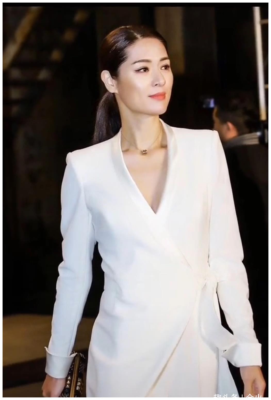 亚洲第一名模马艳丽晒近照,46岁皮肤暗黄皱纹明显,和精修差太多