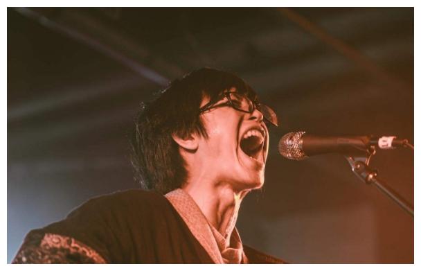 这最后一位就是尧十三,这位歌手在近些年才火起来的,所唱的歌曲很个性