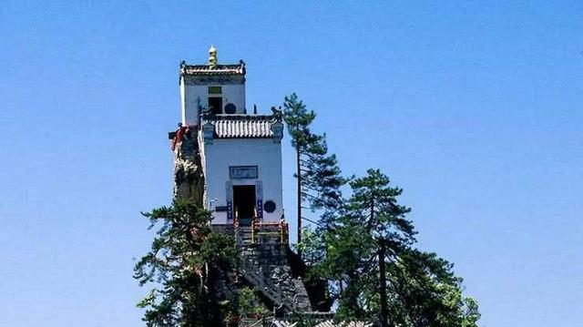 我国最“危险”寺庙，修建于山尖上，三面都是悬崖峭壁却香火不断休闲区蓝鸢梦想 - Www.slyday.coM