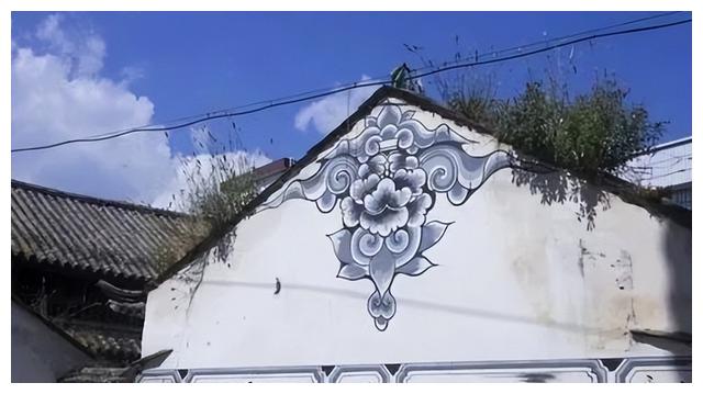 其实,白族建筑彩绘是在建造王宫建筑,寺庙的过程中,通过工匠对建筑