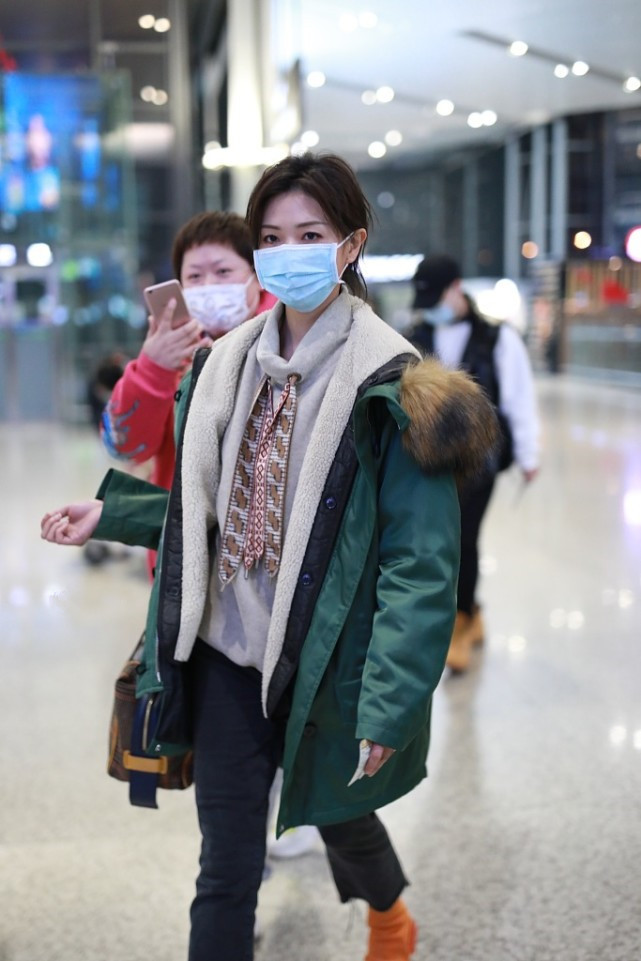 万茜外穿毛领大衣脚踏马丁靴出行女生酷起来也好有魅力