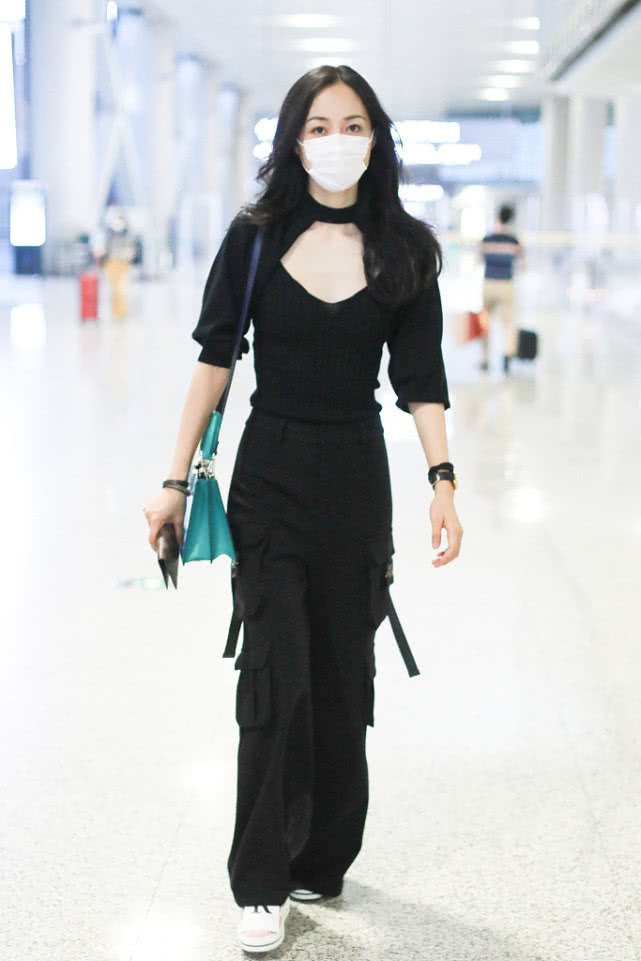 韩雪穿黑色上衣搭一条黑色工装风阔腿裤这么穿显得很酷