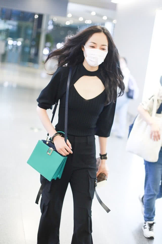 韩雪穿黑色上衣搭一条黑色工装风阔腿裤这么穿显得很酷