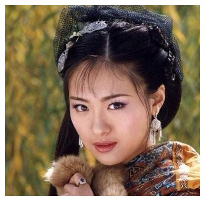 左蓝扮演者沈傲君,10年恋情遭劈腿,被绿整一年,最终嫁给外交官