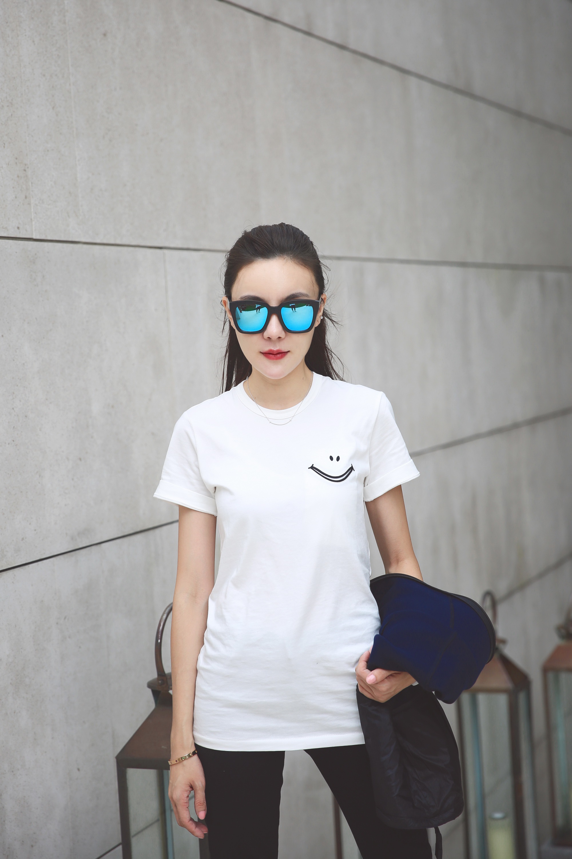 [t恤]大美女体恤搭配写真街头拍摄,亮眼了