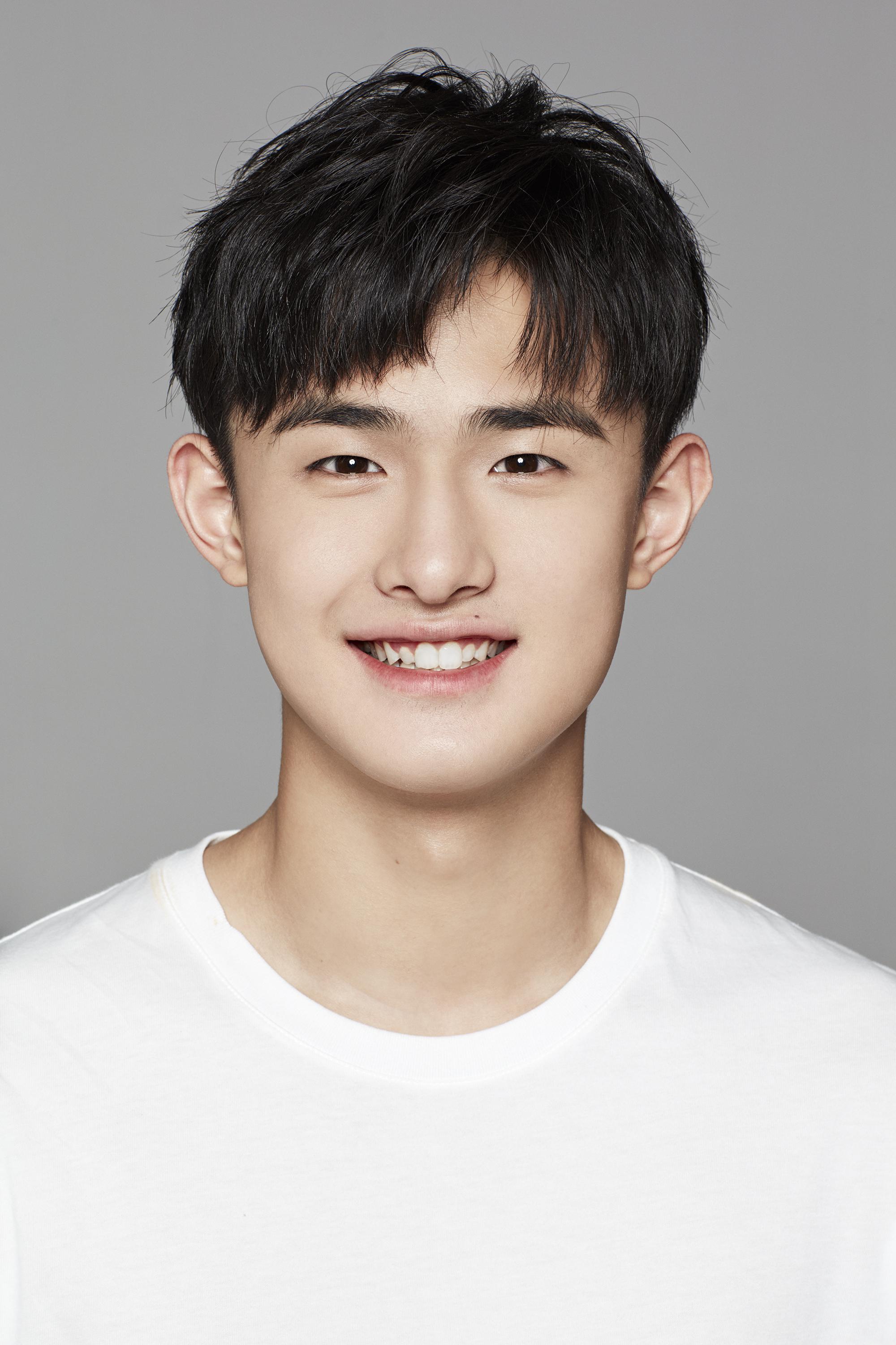 《灵域》开播告捷 嘉行新人王一鸣学霸变呆萌读书机器|爱奇艺|华羽|王