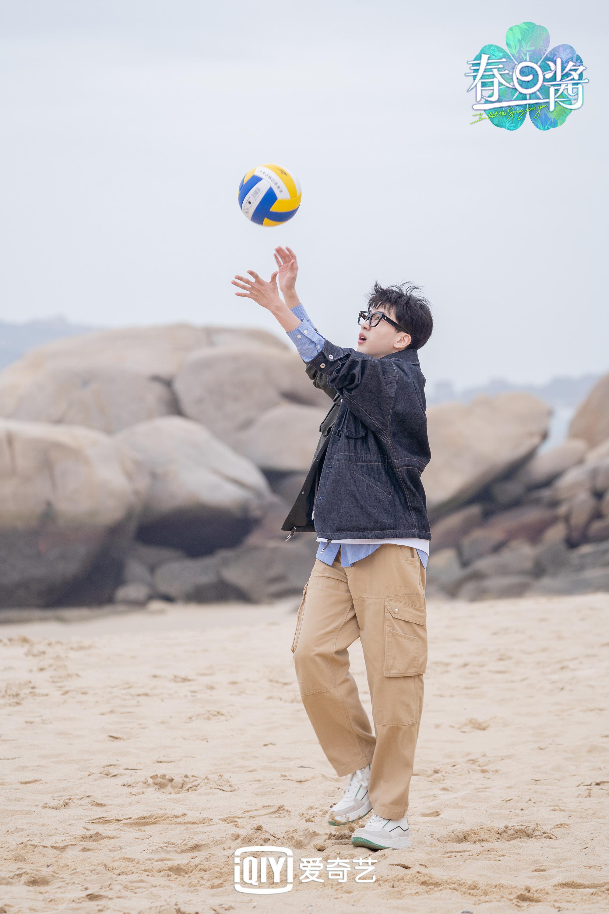 爱奇艺春日酱海边收官费启鸣晒合照感谢彼此出现的春天