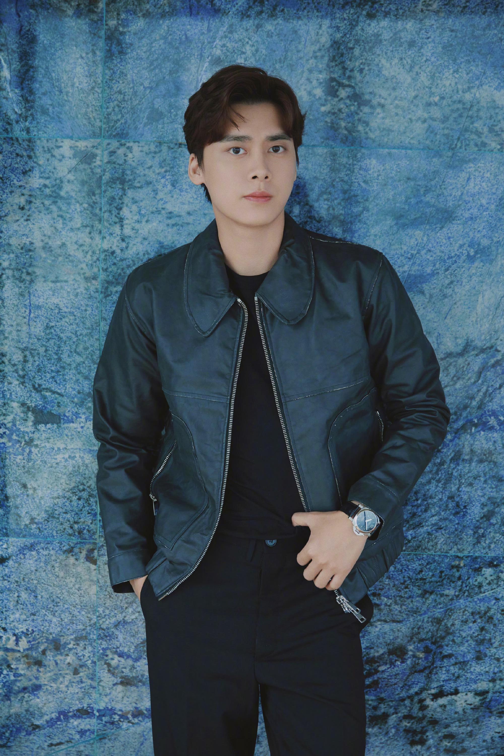 李易峰新鲜造型上线,黑色皮衣质感十足,与深蓝色背景融为一体__财经