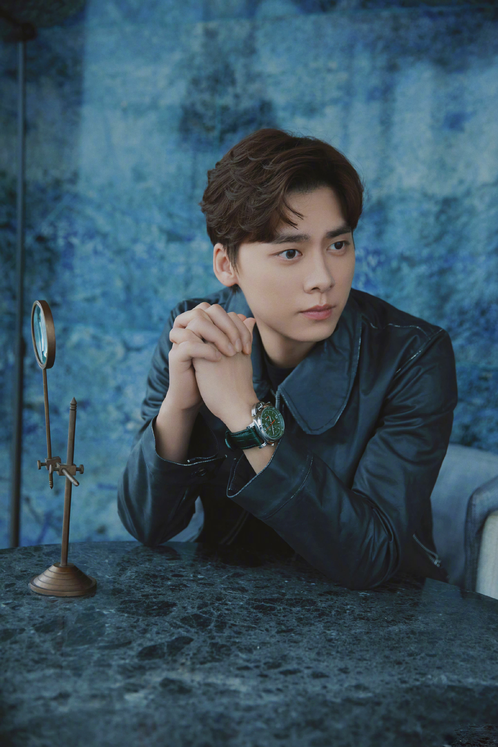 李易峰新鲜造型上线,黑色皮衣质感十足,与深蓝色背景融为一体__财经