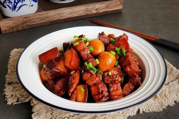 五花肉和鹌鹑蛋完美结合在一起软烂鲜香肥而不腻越吃越过瘾