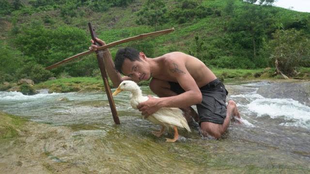 牛人小哥荒野求生,意外抓到只罕见大水鸭,这下子午饭有着落了