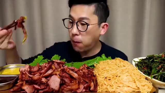 韩国吃货大叔,吃猪蹄肉,面条,拌韭菜等,吃得美滋滋,我都馋了