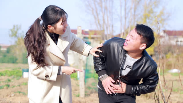 小伙半路着急上厕所却没带纸,美女给他出了一招,结局太搞笑了