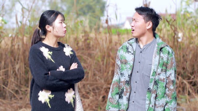 毕胜男陪罗丹在机场接薛子峰 ,罗丹薛子峰两人相见直接拥抱