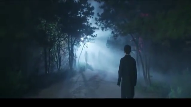 男子走夜路,不料前方出现不可思议的场景