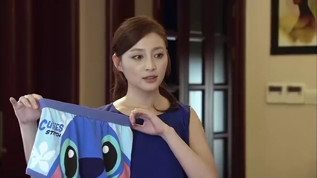 遵命女王:男下属乱丢短裤,哪料女上司竟拿到他面前质问,太逗了