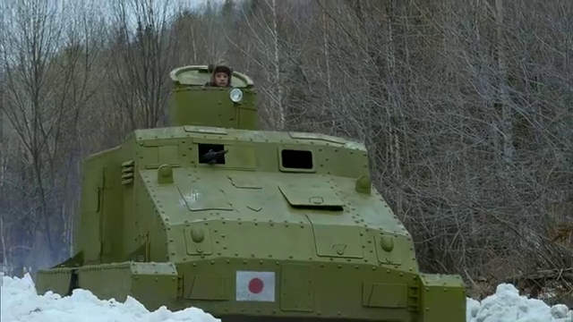 抗日小分队假扮成汉奸,把鬼子从坦克里骗下车,抢走鬼子的坦克
