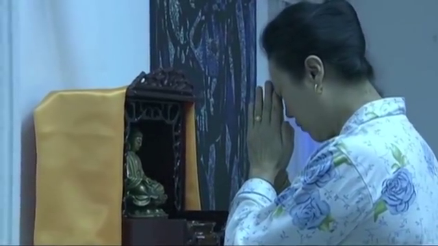 孙女瘫痪卧床,蛇蝎奶奶拿毛巾要捂死她,不料亲妈突然开门回家