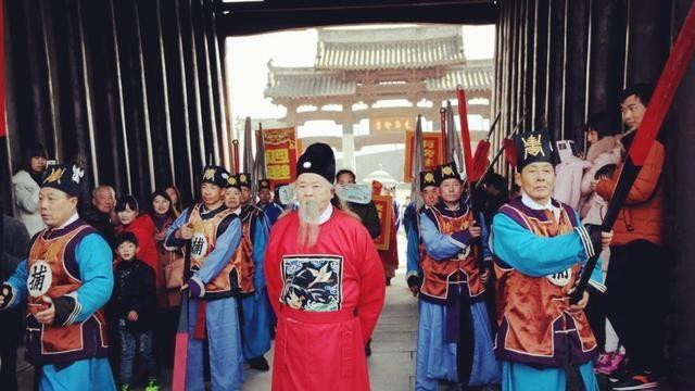 大臣上早朝不吃饭,一个个口含人参,皇帝为何一味纵容?