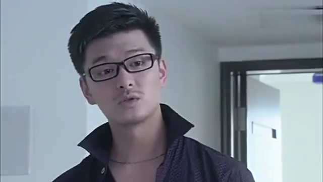 程鹏当着李青的面,怒掐李青闺蜜不过瘾,竟还在她脸上作祟!