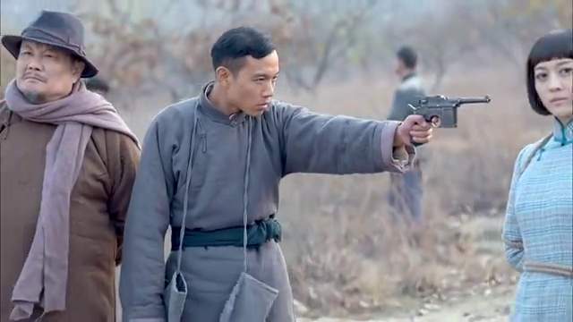 汪缜以为在劫难逃,怎料连长从天而降,直接把首长踹到泥地里