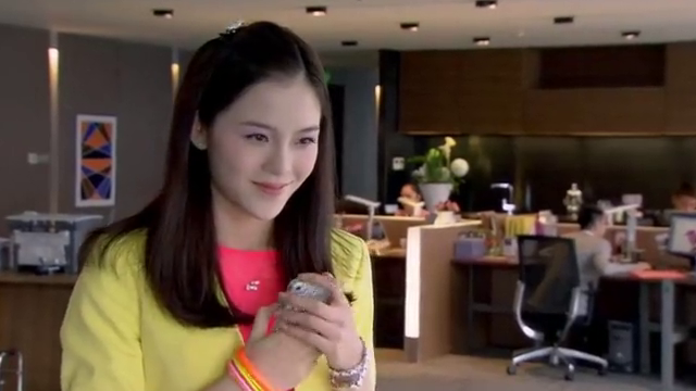 文馨和笑飞在办公室打情骂俏,南迪打电话关心多美