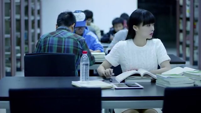 笔仙惊魂3:美女图书馆看到死去的姐姐,跟进树林脚被血手抓