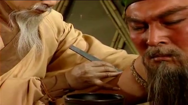 关羽刮骨疗伤,看呆在场所有人,真是钦佩