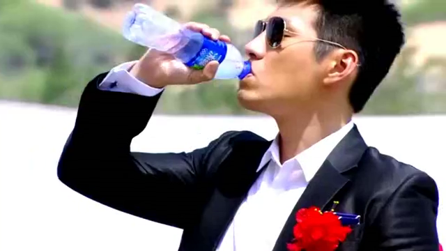 江昊天故意整蛊后妈,叫所有人都向他后妈身上泼水,这段真够过瘾