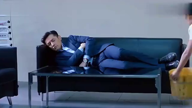 猎场:员工替老板叫来洗脚妹,在公司捏脚,老板娘看不下去了