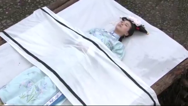 步步惊心:若曦去世,十四爷亲手将她火化,旁边的丫鬟嚎啕大哭