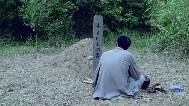 新雪豹:周卫国独自坐在李勇坟前,战友的牺牲让他悲痛不已,感动