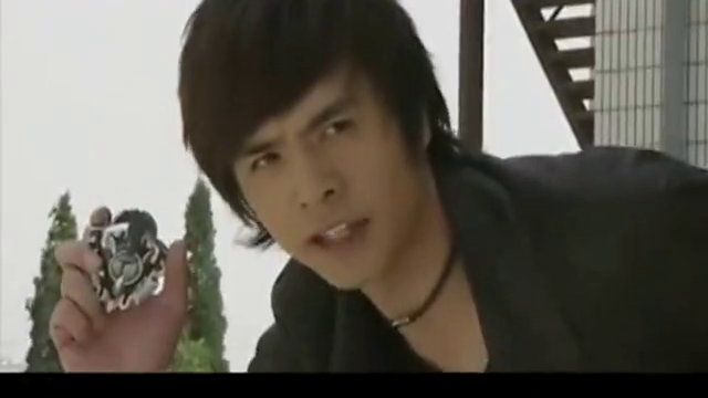 铠甲勇士:黑犀铠甲变身成功,美女射过来的绣花针,完全无伤害!