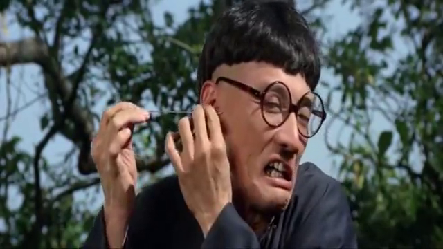 锅盖头:果然是一帮精神病组成的队伍,欢迎新人的方式真是够特别