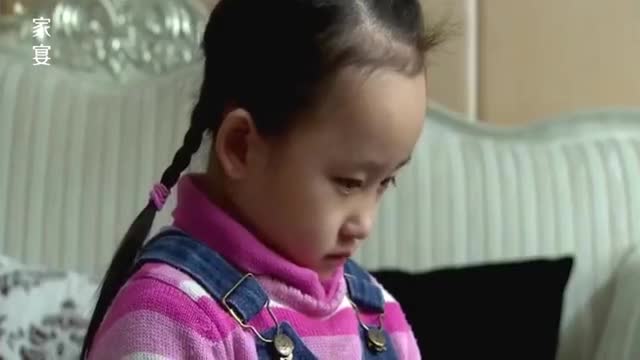 女孩去姐家做客，发现侄女光玩不说话，瞬间就看出不对劲了_新浪新闻