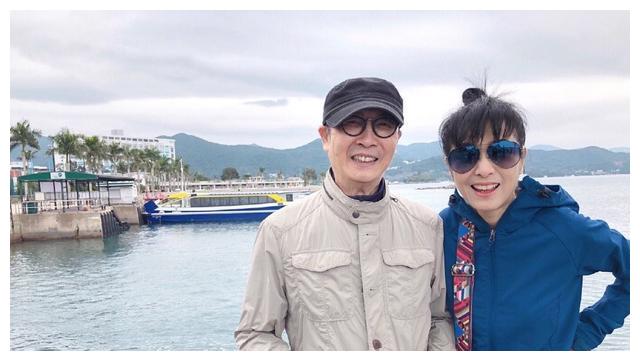 最近米雪和自己的老公刘松仁一起现身出镜,照片中米雪身穿一件蓝色的