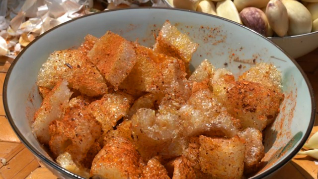 炸一锅猪皮做几道江湖小菜这种吃法真是羡煞旁人你看看