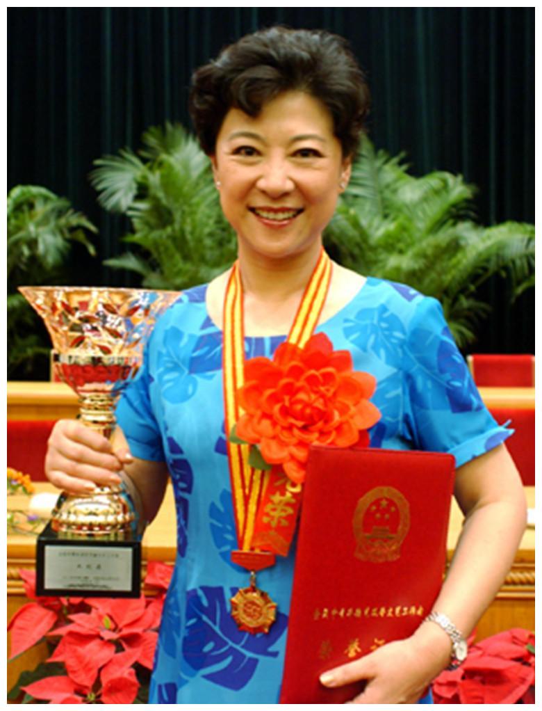 天下第一嫂王馥荔,金鹰节颁奖晚会自曝年龄71岁,惊艳全场